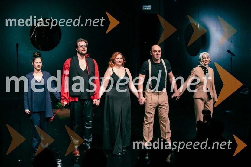  Saša Pavlin Stošić, igralka;  Filip Samobor, igralec;  Ajda Kostevc, igralka;  Gaber K. Trseglav, igralec;  Nataša Tič Ralijan, igralkaJames Brown je uporabljal navijalke, premiera drame v MGL