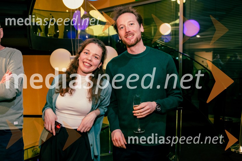  ... ; dr. Ignac Fock, hispanist, prevajalecJames Brown je uporabljal navijalke, premiera drame v MGL