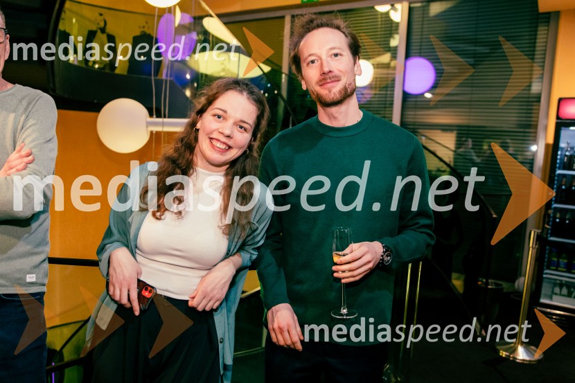  ... ; dr. Ignac Fock, hispanist, prevajalecJames Brown je uporabljal navijalke, premiera drame v MGL