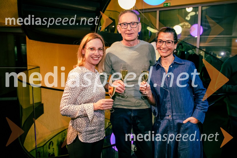  ... ;  ... ;  Simona  Belle, služba za stike z javnostmi MGLJames Brown je uporabljal navijalke, premiera drame v MGL