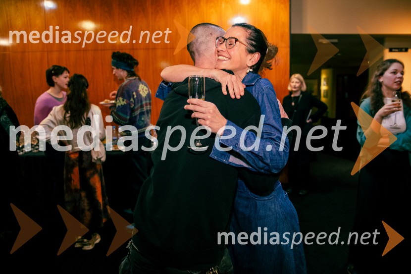  Borut Bučinel, oblikovalec svetlobe;  Simona  Belle, služba za stike z javnostmi MGLJames Brown je uporabljal navijalke, premiera drame v MGL