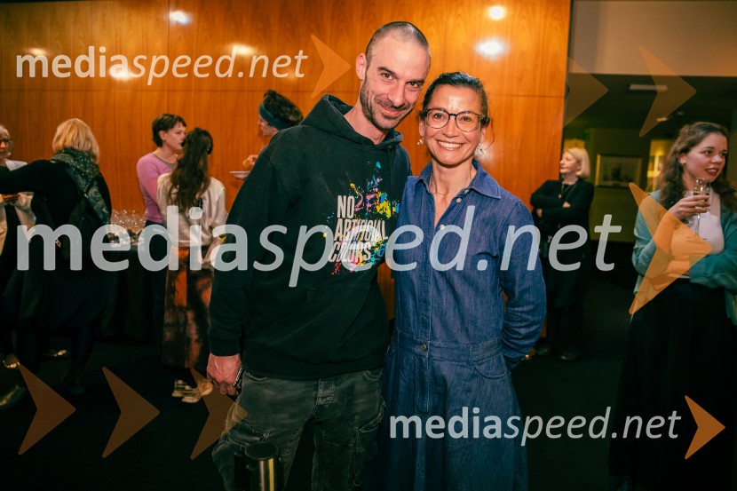  Borut Bučinel, oblikovalec svetlobe;  Simona  Belle, služba za stike z javnostmi MGLJames Brown je uporabljal navijalke, premiera drame v MGL