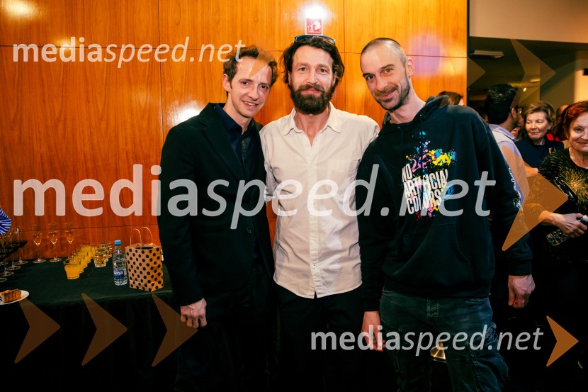  Laren  Polič Zdravič, glasbenik in igralec;  Tomo Tomšič, igralec;  Borut Bučinel, oblikovalec svetlobeJames Brown je uporabljal navijalke, premiera drame v MGL