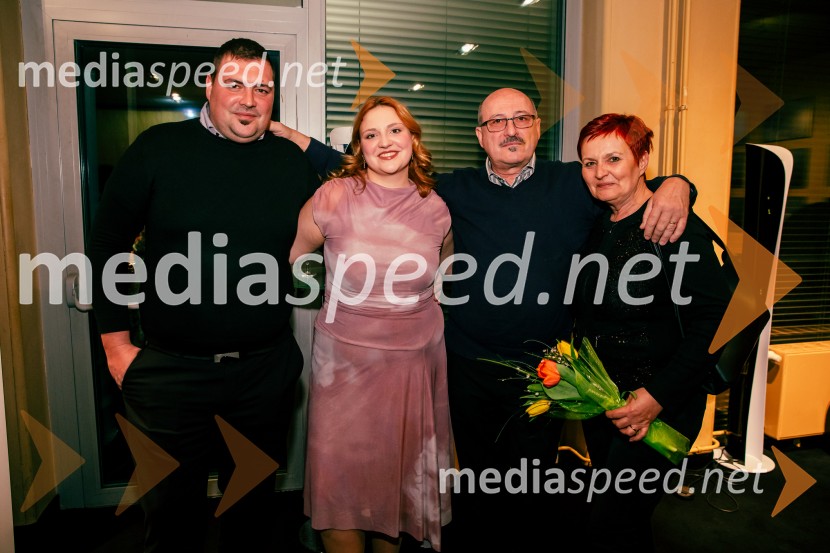  ... ;  Ajda Kostevc, igralka;  ... ;  ... James Brown je uporabljal navijalke, premiera drame v MGL