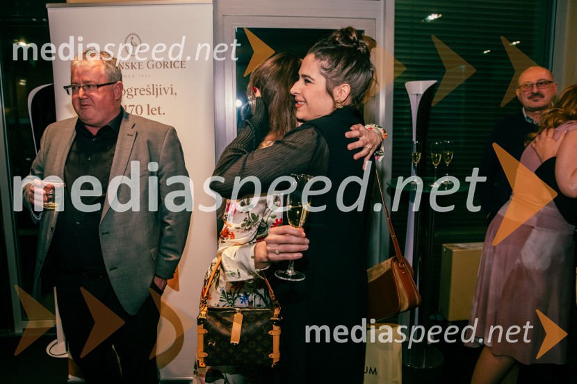  Saša Pavlin Stošić, igralkaJames Brown je uporabljal navijalke, premiera drame v MGL