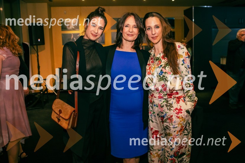  Saša Pavlin Stošić, igralka;  Franja Pav­lin Stošić;  Andrea  Pavlin Stošić, Umetnica ličenjaJames Brown je uporabljal navijalke, premiera drame v MGL