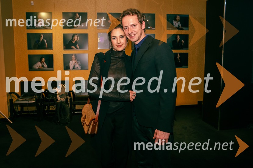  Saša Pavlin Stošić, igralka;  Laren  Polič Zdravič, glasbenik in igralecJames Brown je uporabljal navijalke, premiera drame v MGL