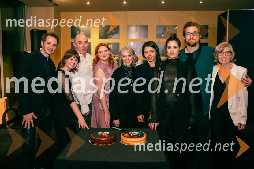  Laren  Polič Zdravič, glasbenik in igralec;  Blažka Gantar, asistentka dramaturginje;  Gaber K. Trseglav, igralec;  Ajda Kostevc, igralka;  Nataša Tič Ralijan, igralka;  Jana Menger, plesalka, koreografinja in gledališka ustvarjalka;  Saša Pavlin Stošić, igralka;  Filip Samobor, igralec;  Alenka Klabus Vesel, dramaturginjaJames Brown je uporabljal navijalke, premiera drame v MGL