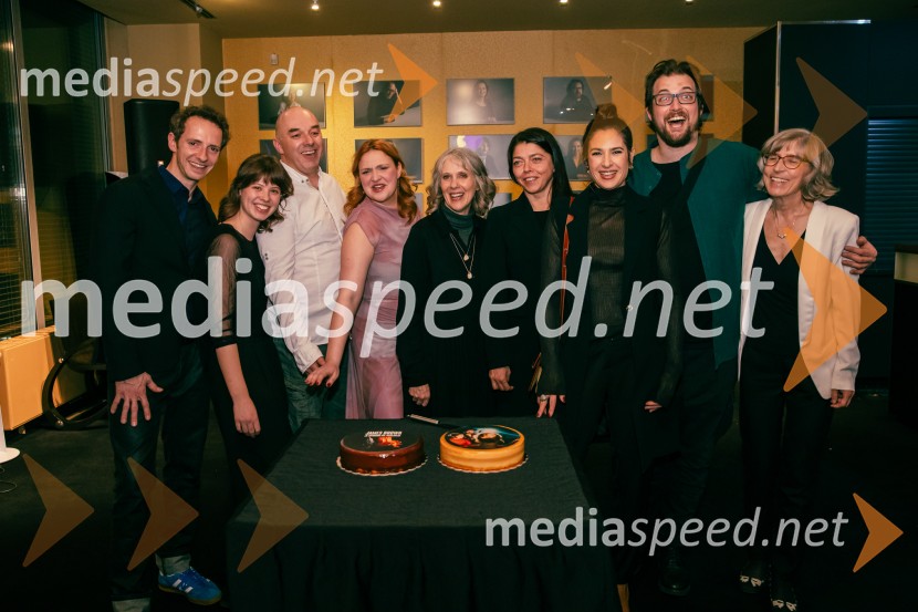  Laren  Polič Zdravič, glasbenik in igralec;  Blažka Gantar, asistentka dramaturginje;  Gaber K. Trseglav, igralec;  Ajda Kostevc, igralka;  Nataša Tič Ralijan, igralka;  Jana Menger, plesalka, koreografinja in gledališka ustvarjalka;  Saša Pavlin Stošić, igralka;  Filip Samobor, igralec;  Alenka Klabus Vesel, dramaturginjaJames Brown je uporabljal navijalke, premiera drame v MGL