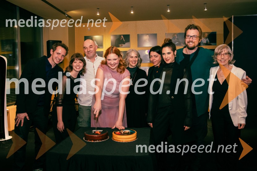  Laren  Polič Zdravič, glasbenik in igralec;  Blažka Gantar, asistentka dramaturginje;  Gaber K. Trseglav, igralec;  Ajda Kostevc, igralka;  Nataša Tič Ralijan, igralka;  Jana Menger, plesalka, koreografinja in gledališka ustvarjalka;  Saša Pavlin Stošić, igralka;  Filip Samobor, igralec;  Alenka Klabus Vesel, dramaturginjaJames Brown je uporabljal navijalke, premiera drame v MGL