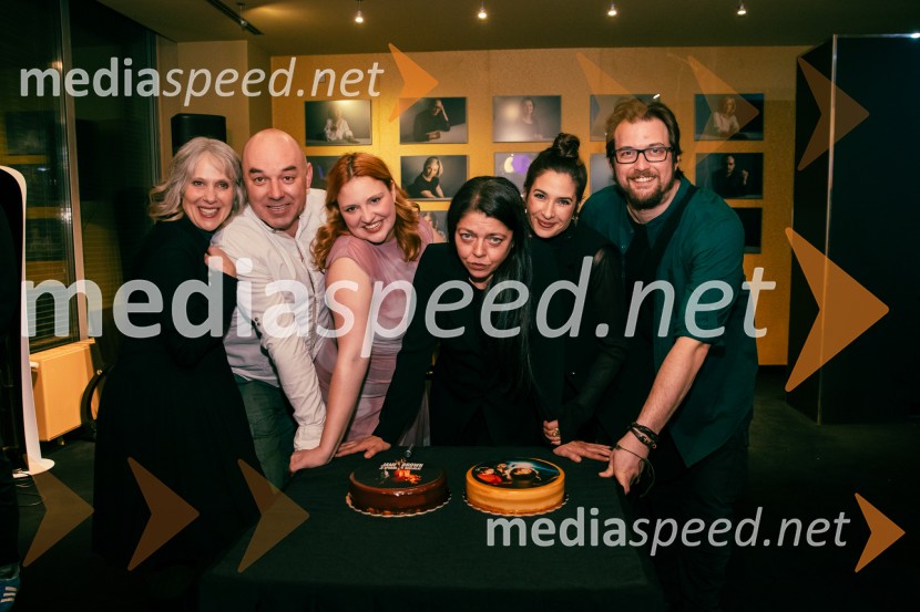  Nataša Tič Ralijan, igralka;  Gaber K. Trseglav, igralec;  Ajda Kostevc, igralka;  Jana Menger, plesalka, koreografinja in gledališka ustvarjalka;  Saša Pavlin Stošić, igralka;  Filip Samobor, igralecJames Brown je uporabljal navijalke, premiera drame v MGL