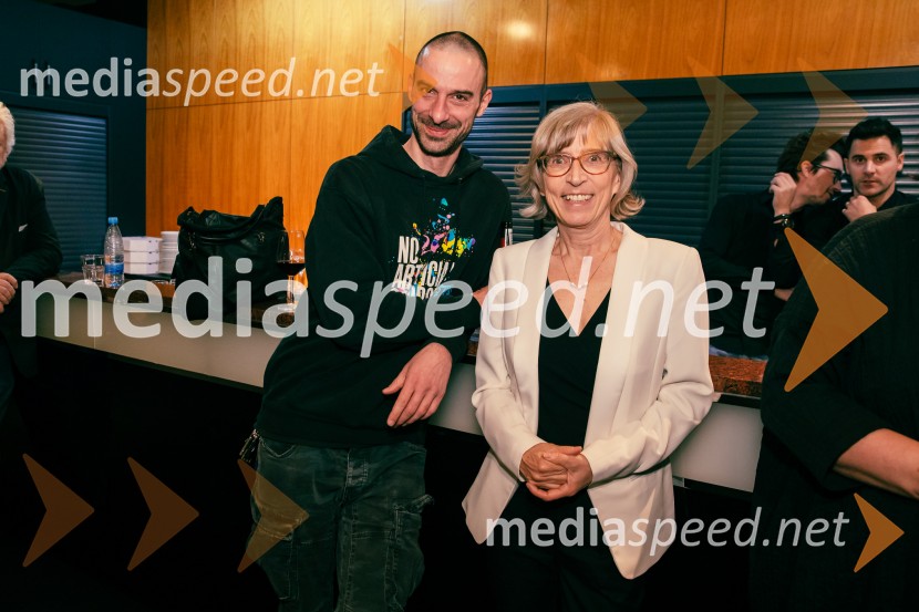  Borut Bučinel, oblikovalec svetlobe;  Alenka Klabus Vesel, dramaturginjaJames Brown je uporabljal navijalke, premiera drame v MGL