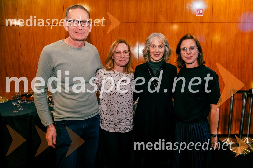  ... ;  ... ;  Nataša Tič Ralijan, igralka;  Petra Hrastar, MGLJames Brown je uporabljal navijalke, premiera drame v MGL