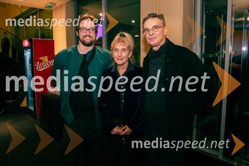  Filip Samobor, igralec;  Barbara Hieng Samobor, direktorica in umetniška vodja MGL;   Igor  Samobor, igralecJames Brown je uporabljal navijalke, premiera drame v MGL