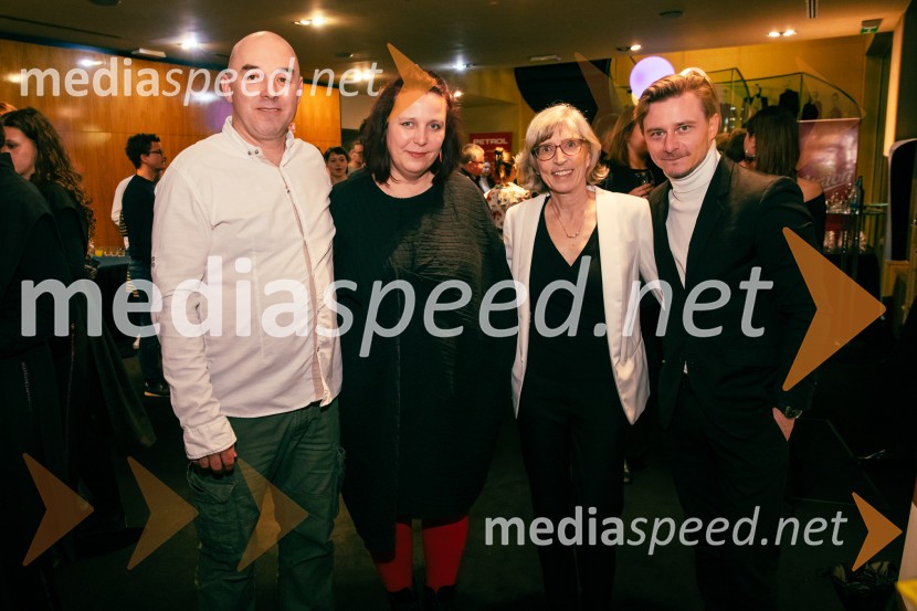  Gaber K. Trseglav, igralec;  ... ;  Alenka Klabus Vesel, dramaturginja;  Jure Rajšp, igralecJames Brown je uporabljal navijalke, premiera drame v MGL