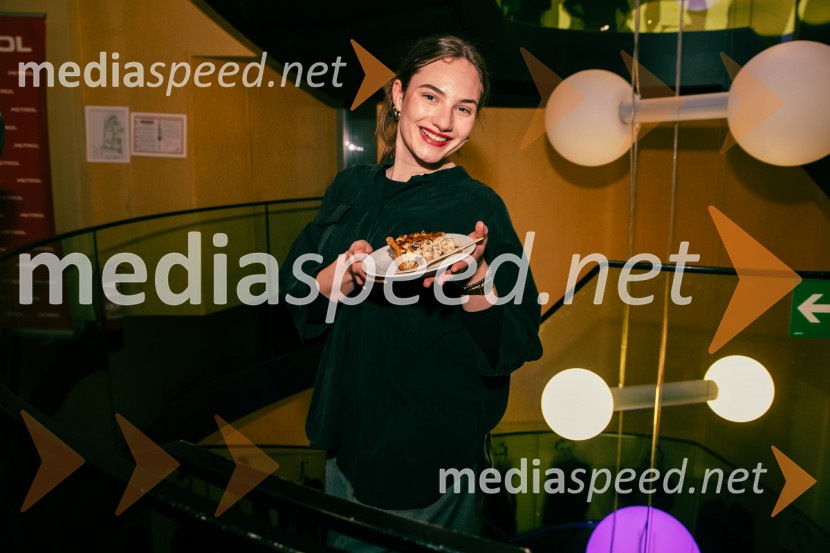 James Brown je uporabljal navijalke, premiera drame v MGL