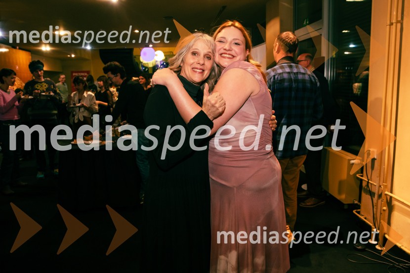  Nataša Tič Ralijan, igralka;  Ajda Kostevc, igralkaJames Brown je uporabljal navijalke, premiera drame v MGL