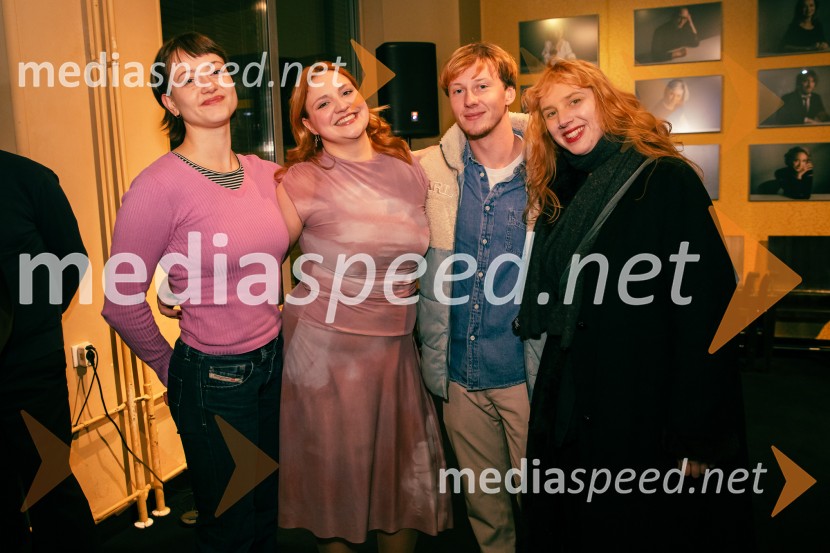  ... ;  Ajda Kostevc, igralka;  ... ;  ... James Brown je uporabljal navijalke, premiera drame v MGL