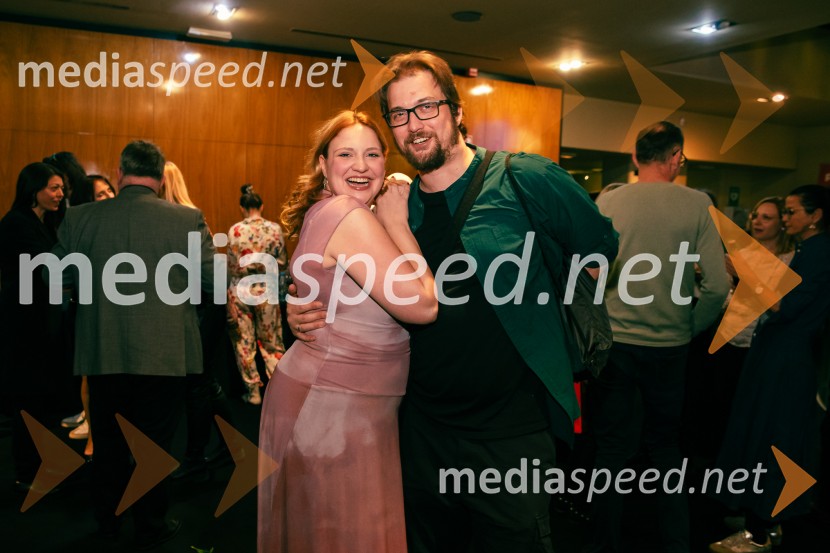  Ajda Kostevc, igralka;  Filip Samobor, igralecJames Brown je uporabljal navijalke, premiera drame v MGL