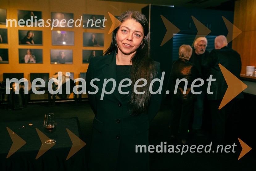  Jana Menger, plesalka, koreografinja in gledališka ustvarjalkaJames Brown je uporabljal navijalke, premiera drame v MGL