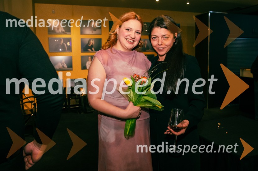  Jana Menger, plesalka, koreografinja in gledališka ustvarjalka;  Ajda Kostevc, igralkaJames Brown je uporabljal navijalke, premiera drame v MGL