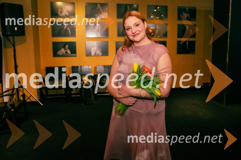  Ajda Kostevc, igralkaJames Brown je uporabljal navijalke, premiera drame v MGL