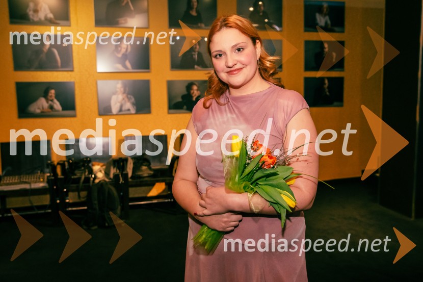  Ajda Kostevc, igralkaJames Brown je uporabljal navijalke, premiera drame v MGL