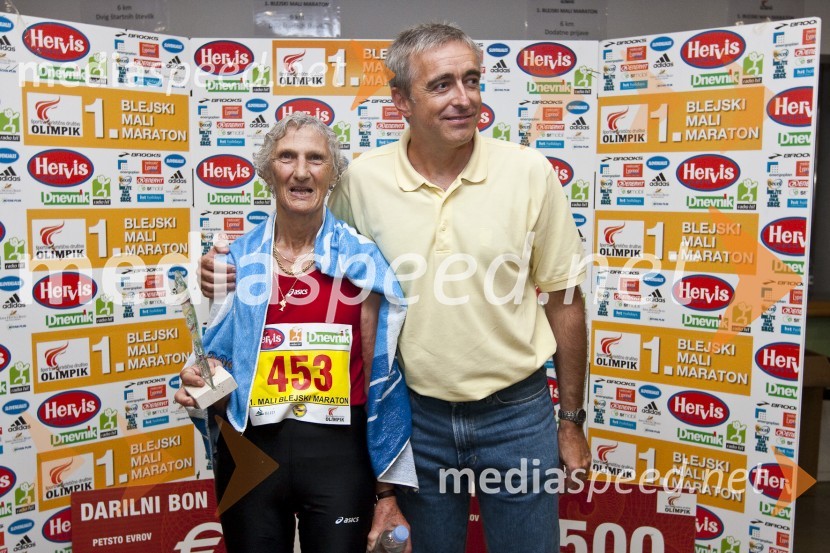 Helena Žigon, nastarejša udeleženka 1. Malega blejskega maratona in Aleš Zalar, minister za pravosodje1. Mali blejski maraton
