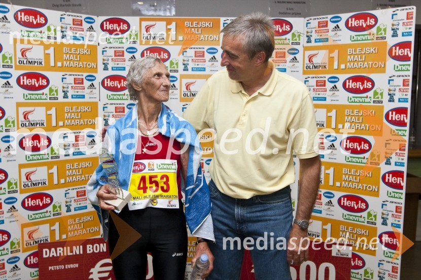 Helena Žigon, nastarejša udeleženka 1. Malega blejskega maratona in Aleš Zalar, minister za pravosodje1. Mali blejski maraton