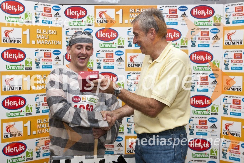 Dobitnik nagrade za najbolje oblečenega tekača in Aleš Zalar, minister za pravosodje1. Mali blejski maraton