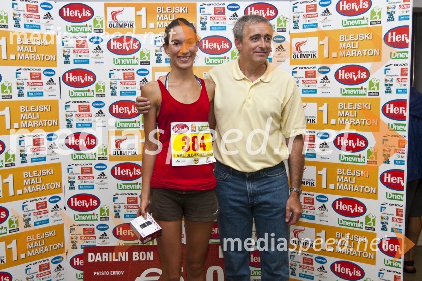 Dobitnica nagrade za najbolje oblečeno tekačico in Aleš Zalar, minister za pravosodje1. Mali blejski maraton