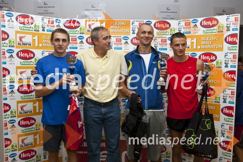 Sebastjan Zarnik, zmagovalec teka na 21 km, Aleš Zalar, minister za pravosodje, Sadet Čausević, 2. mesto v teku na 21 km ter Blaž Grad, 3. mesto v teku na 21 km1. Mali blejski maraton