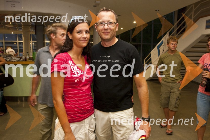 Nada Pavšin, športna novinarka in Robert Pečnik - Pečo, moderator Radia Hit1. Mali blejski maraton