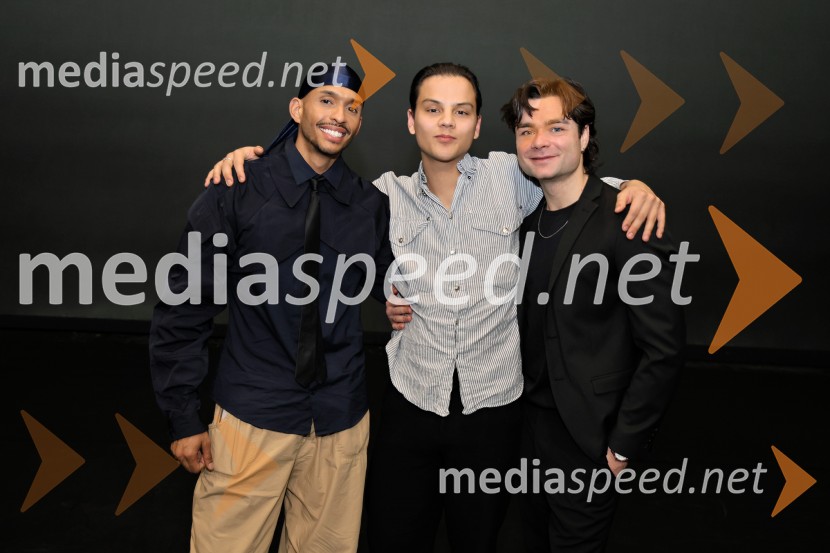  Alexander Anderson, koreograf;  ... ;  Ionut Dinita, baletni plesalecCluster, premiera svetovne koreografske uspešnice Edwarda Cluga, SNG Maribor