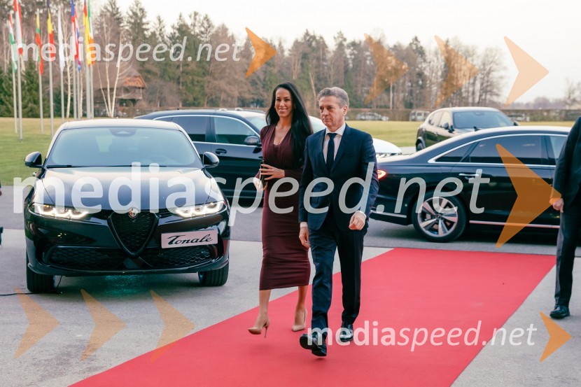  Tina Gaber, fotomodel; dr. Robert Golob, predsednik vlade RSSlovenka leta 2024 je Jolanda Grom Ravnikar