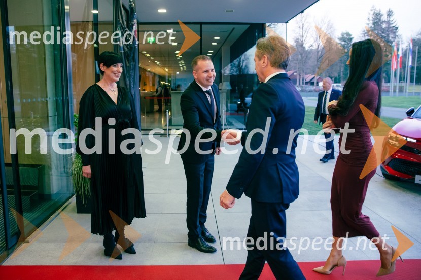  Melita Berzelak, odgovorna urednica revije Jana;  Dejan Zver, direktor medijev, Media24; dr. Robert Golob, predsednik vlade RS;  Tina Gaber, fotomodelSlovenka leta 2024 je Jolanda Grom Ravnikar
