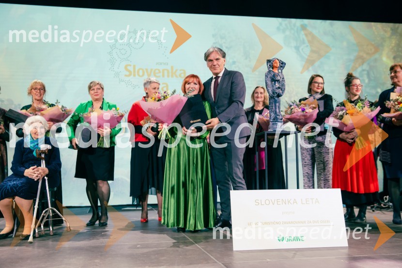  Jolanda  Grom Ravnikar, humanitarka, Slovenka leta 2024; mag. David Kastelic, predsednik uprave, Grawe zavarovalnica d.dSlovenka leta 2024 je Jolanda Grom Ravnikar