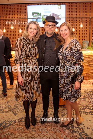 dr. Tinkara Srnovršnik, ginekologinja;  ... ;  Barbara Čepirlo Čičigoj, odnosi z javnostjo Opera in Balet LjubljanaSlovenka leta 2024 je Jolanda Grom Ravnikar