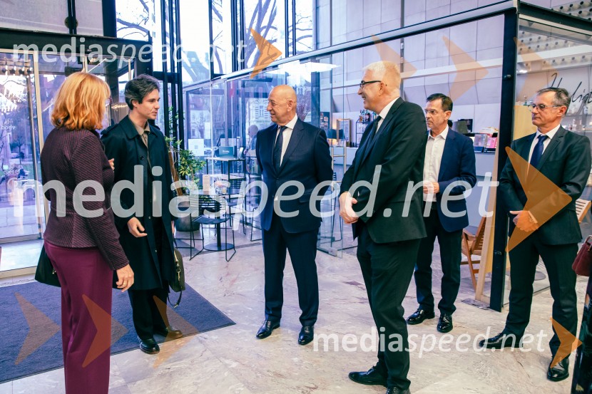  Vesna Nahtigal, generalna direktorica GZS;  Luka Mesec, podpredsednik vlade in minister za delo, družino, socialne zadeve in enake možnosti;  Tibor Šimonka, predsednik Gospodarske zbornice Slovenije ;  Mitja  Gorenšček, svetnik, Državni svet;  ... ;  ... Podelitev 57. Nagrad GZS za izjemne gospodarske in podjetniške dosežke