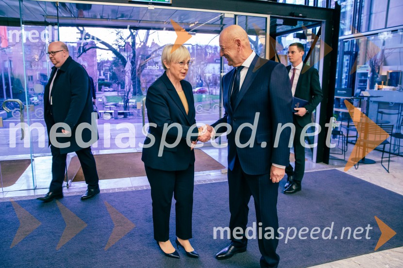 dr. Nataša Pirc Musar, predsednica Republike Slovenije;  Tibor Šimonka, predsednik Gospodarske zbornice Slovenije Podelitev 57. Nagrad GZS za izjemne gospodarske in podjetniške dosežke