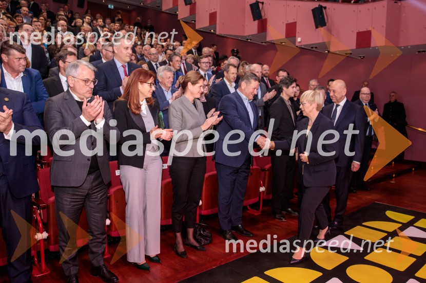  Matjaž Han, minister za gospodarstvo, turizem in šport;  ... ; mag. Alenka Bratušek, Ministrica za infrastrukturo;  ... ; dr. Nataša Pirc Musar, predsednica Republike SlovenijePodelitev 57. Nagrad GZS za izjemne gospodarske in podjetniške dosežke