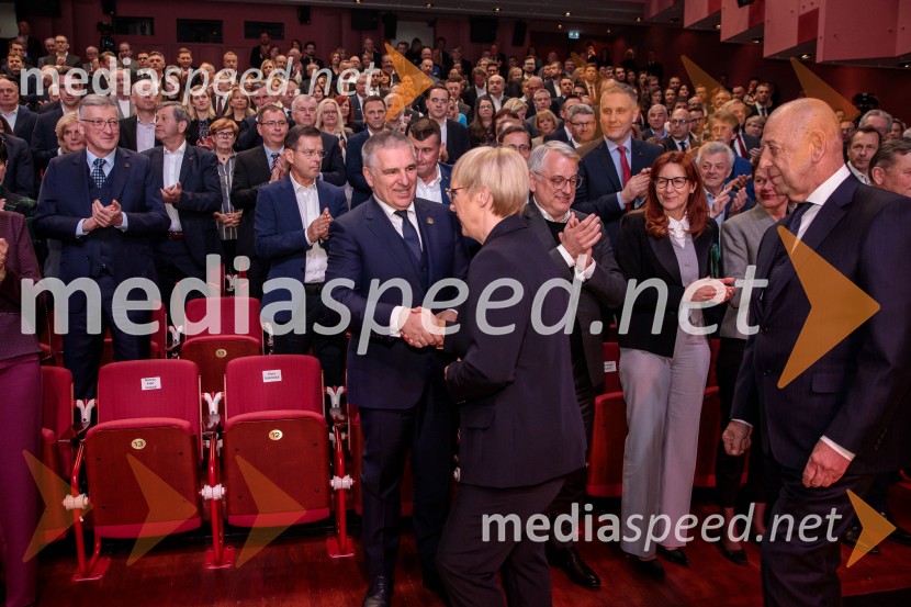  Marko Lotrič, predsednik, Državni svet; dr. Nataša Pirc Musar, predsednica Republike SlovenijePodelitev 57. Nagrad GZS za izjemne gospodarske in podjetniške dosežke