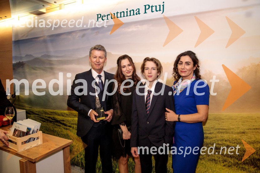  Enver Šišić, direktor skupine Perutnina Ptuj, d.o.o.;  ... ;  ... ;  ... Podelitev 57. Nagrad GZS za izjemne gospodarske in podjetniške dosežke