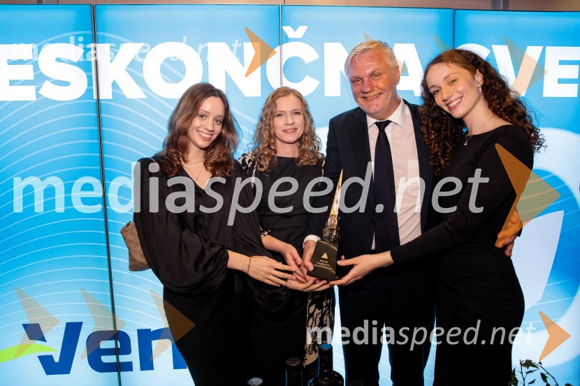  Ališka Kuster;  Damjana Meško Kuster;  Andrej Šifrer, glasbenik;  ... Podelitev 57. Nagrad GZS za izjemne gospodarske in podjetniške dosežke