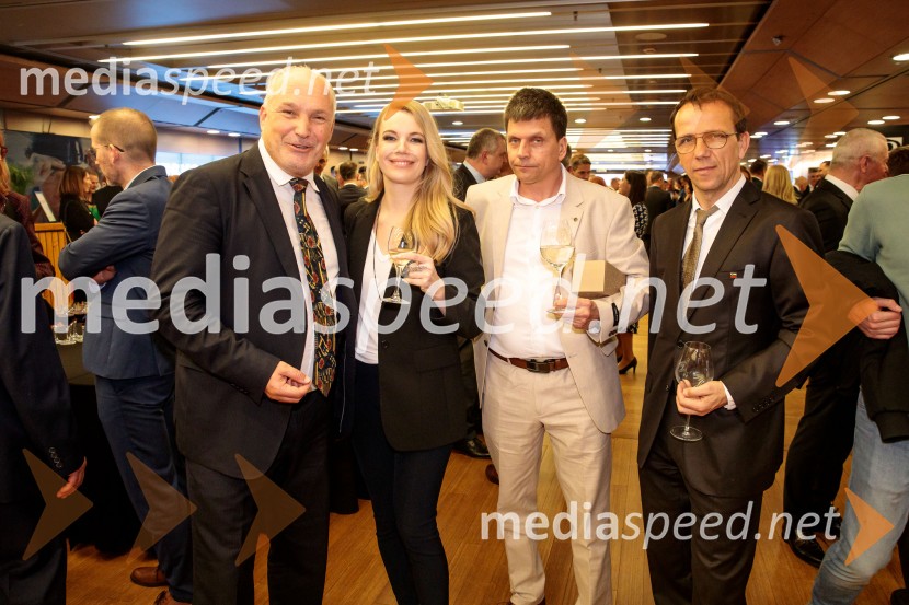 mag. Kristjan Verbič, predsednik Vseslovenskega združenja malih delničarjev;  Ana Soklič, pevka;  ... ;  ... Podelitev 57. Nagrad GZS za izjemne gospodarske in podjetniške dosežke