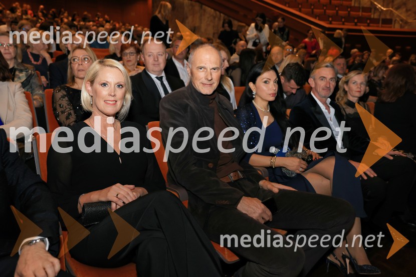  Petra Juvančič, izvršna direktorica, Združenje Manager; mag. Iztok Seljak, predsednik, Združenje Manager;  Pamela Campoblanco Royle;  Marko Lukić, lastnik in direktor družbe Lumar IG;  Alenka  Lukić, prof. za oblikovanje na Srednji šoli za oblikovanje MBManagerski kulturni večer