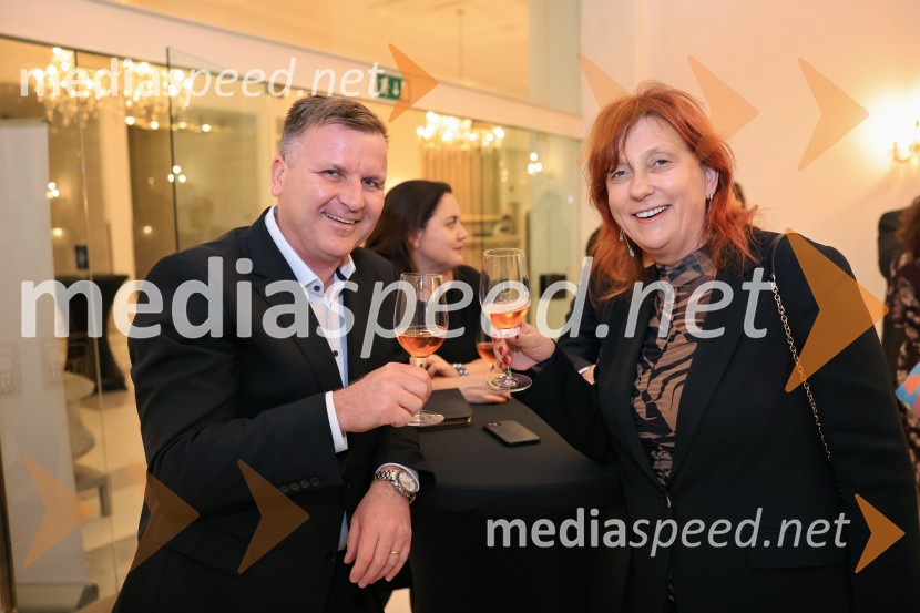 dr. Simon Rečnik, direktor Trdnih izdelkov in član uprave Leka d.d.;  Jerneja  Kamnikar, ustanoviteljica in direktorica Vivo CateringManagerski kulturni večer