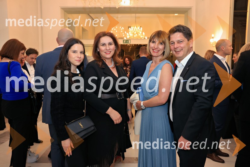  Lucija Burgar;  Tatjana  Vogrinec Burgar, predsednica uprave, Elektro Maribor;  Klaudija  Torkar;  Jože Torkar, Kolektor Sisteh d.o.o.Managerski kulturni večer