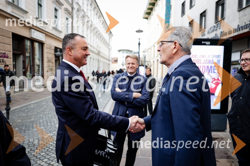  Tomaž Bergant, skupina Niet;  Dušan Gerlovič, predsednik uprave Trstenjakove fundacijeRez vinske trte akademika dr. Antona Trstenjaka