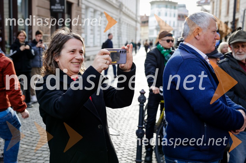  ... ;  ... ;  ... ;  ... ;  Črtomir Remec, direktor Stanovanjskega skladaRez vinske trte akademika dr. Antona Trstenjaka